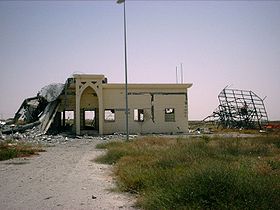 Vue d'un bâtiment de l'aéroport en partie détruit.