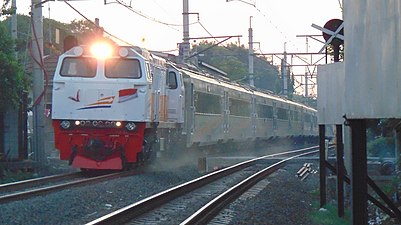 Kereta api Mutiara Selatan melintas di JPL 99 Kompas Indah Tambun, Bekasi, sewaktu perjalanan dari Gambir tujuan Malang via Bandung & Surabaya Gubeng.