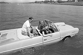 Le président Lyndon B. Johnson conduisant son Amphicar en 1965