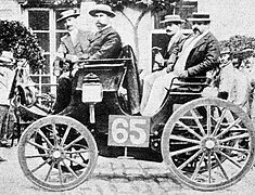 1894, Fransız sporcu Albert Lemaître Peugeot kullanırken.