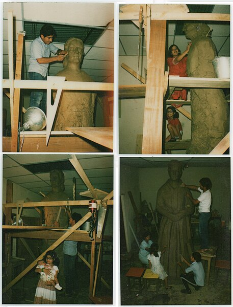 File:Alumnos de Taller de Cerámica modelan con arcilla el monumento.jpg