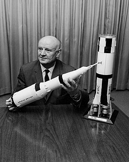 Arthur Rudolph met een model van de Saturnus V, Huntsville, Alabama