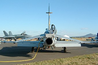 Avión Hawk que muestra el área circular de base sobre el escape del motor