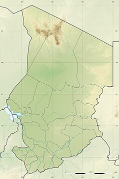 Mapa konturowa Czadu, blisko lewej krawiędzi nieco na dole znajduje się owalna plamka nieco zaostrzona i wystająca na lewo w swoim dolnym rogu z opisem „Jezioro Czad”