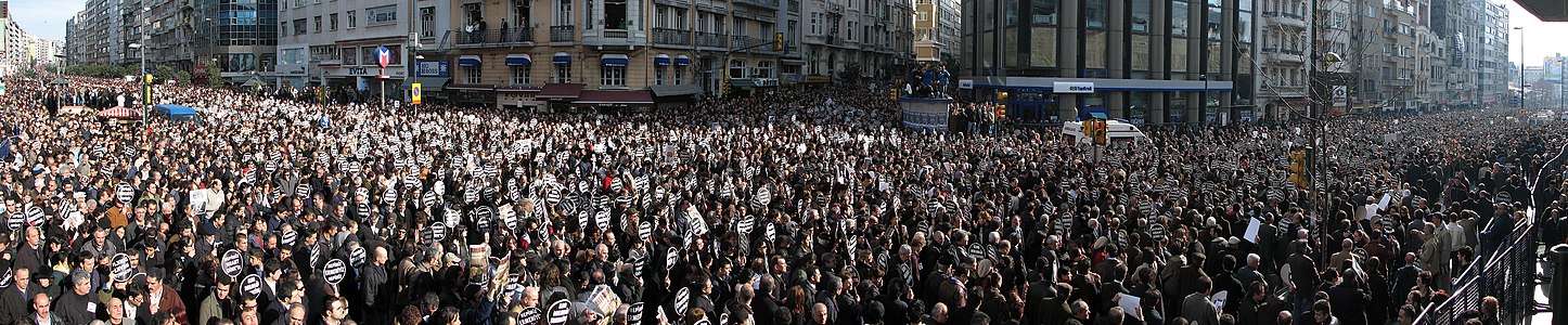 Agos gazetesi genel yayın yönetmeni Hrant Dink'in cenazesi için Halaskârgazi Caddesi'nde toplanan katılımcılar. (23 Ocak 2007). (Üreten: Kerem Özcan)