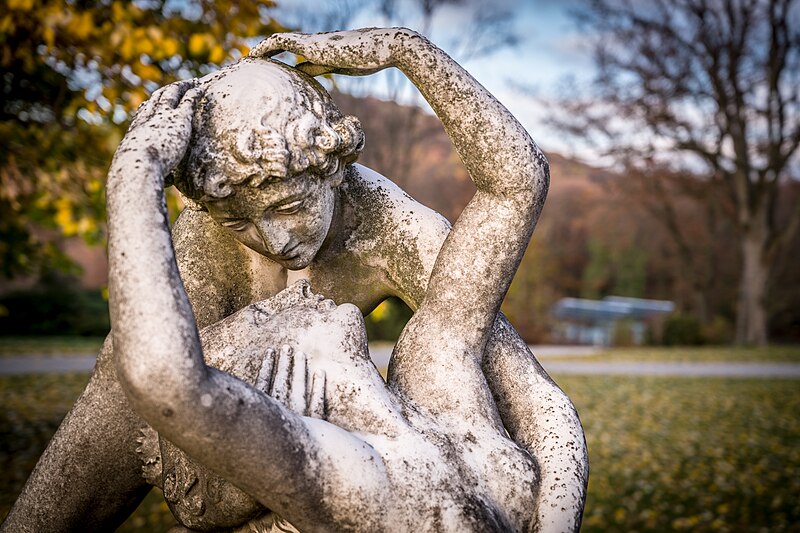 File:Statues near Schloss Drachenburg (45897153091).jpg