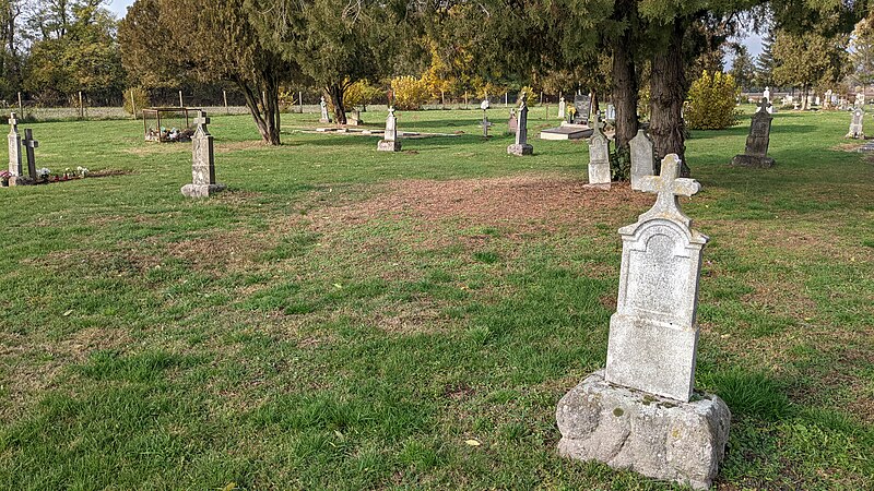 File:Tombstones in Pellérd cemetery.jpg