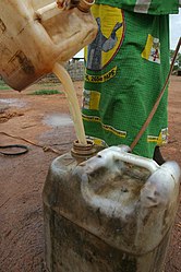 Una mujer llena un bidón con agua potable no segura en el pozo Boromata en República Centroafricana.