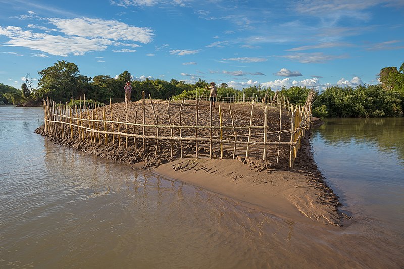 File:Wooden fence in Si Phan Don (2).jpg