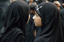 Portrait en buste de deux jeunes filles, l'un de dos, l'autre de profil. Leurs têtes sont recouvertes d'un voile noir, laissant leurs visages apparents.