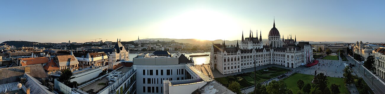 Panorámakép az Országházról.