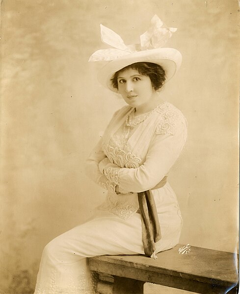 File:Stage actress Viola Allen (SAYRE 1601).jpg