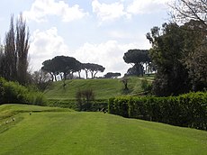 Der dritte Abschlag ist blind zwischen die Pinien auf ein erhöhtes und nach links hängendes Fairway zu spielen.