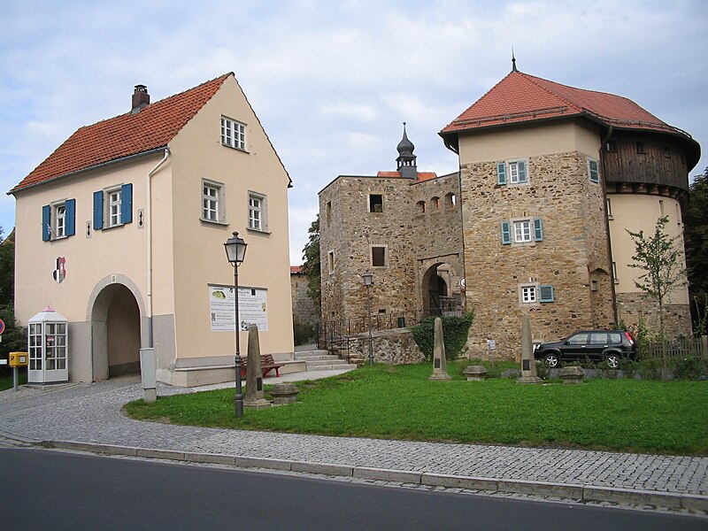 File:Burgtor Hohenberg panoramio.jpg