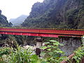 龍澗機組發電尾水過水陸橋，其尾水過橋後直接引至下游的水簾機組繼續發電使用