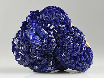 Cristaux d'azurite extraits à La Sal (Utah), associés à un peu de malachite. (définition réelle 7 338 × 5 504)