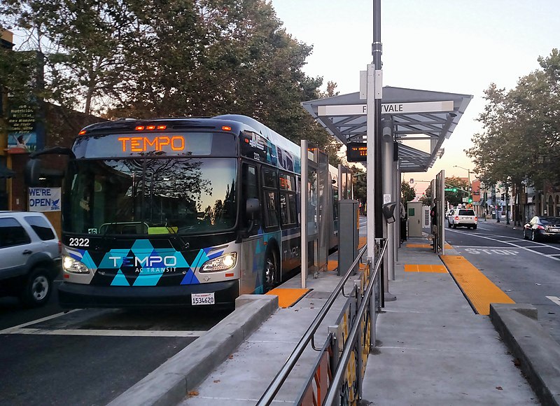 File:Eastbound Tempo bus at Fruitvale station, August 2020.jpg