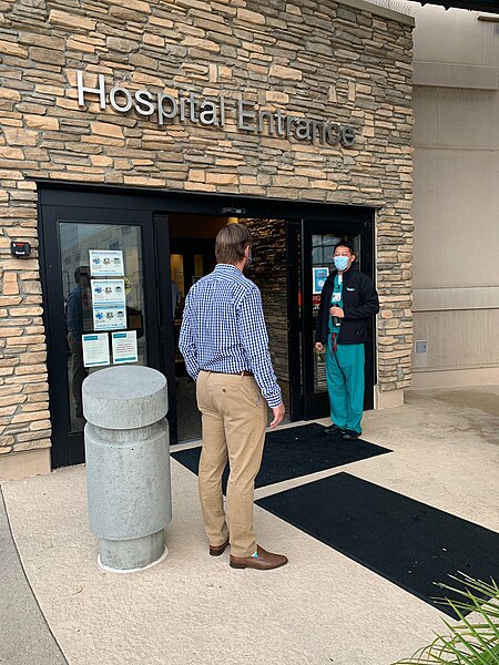 File:Eric Swalwell thanking healthcare workers at Eden Medical Center - 2020-08-05.jpg