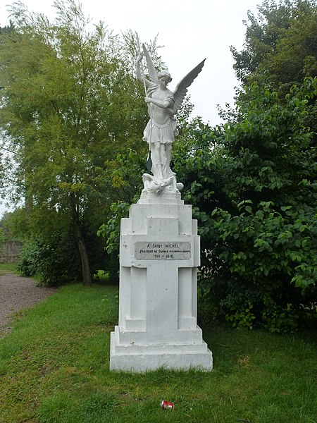 File:Guînes (Pas-de-Calais) statue Saint Michel.JPG