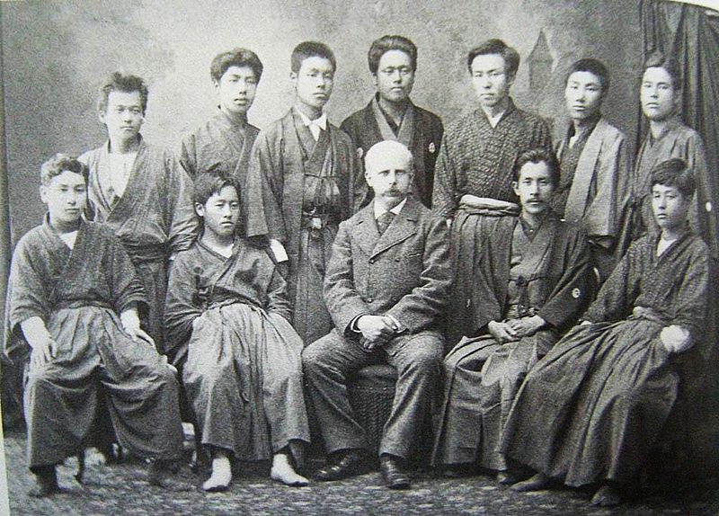 File:ThomasCMendenhallwithStudentsJapan1880.jpg