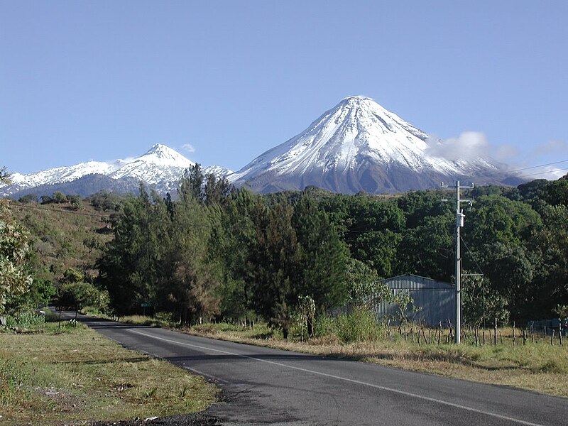 File:Volcanes de Colima desde Cofradía de Suchitlán.jpg