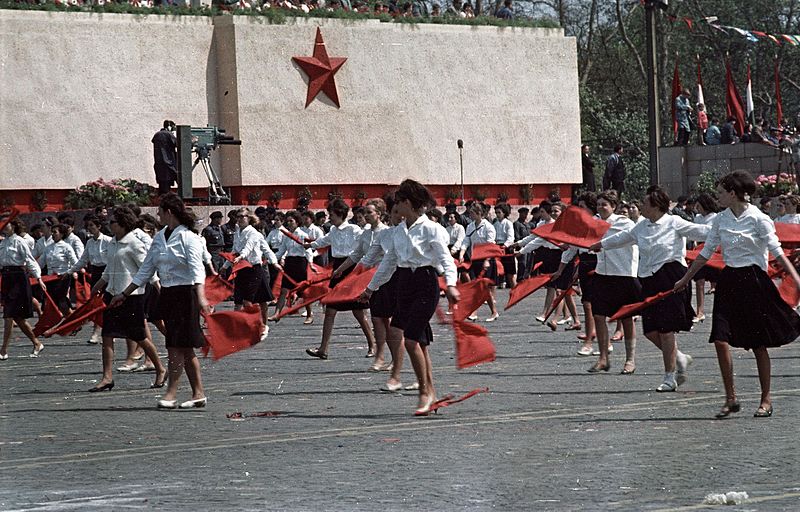 File:Ötvenhatosok tere (Felvonulási tér), május 1-i felvonulás, háttérben a dísztribün. Fortepan 50674.jpg