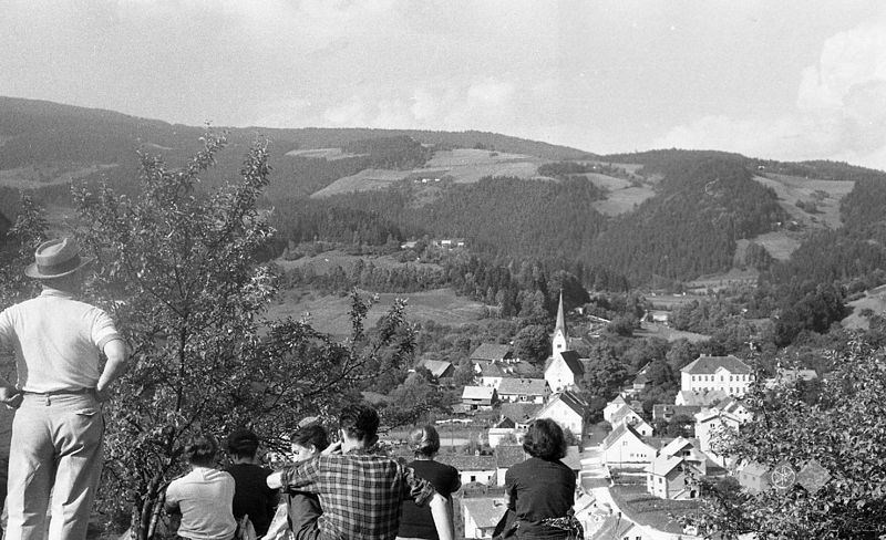 File:Člani ekipe ogledujejo teren z gradu v Vitanju 1963.jpg