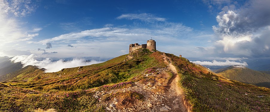 5. Platz: das alte polnische Observatorium auf dem Pip Ivan, Tschornohora-Kamm in der Ukraine (Khoroshkov)