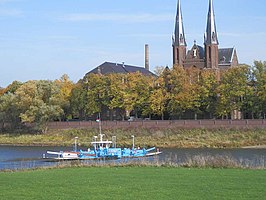 De kloosterkerk gezien vanaf de linker Maasoever