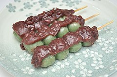 Chadango (茶団子) met anko topping, dango op smaak gemaakt met matcha (groene thee)