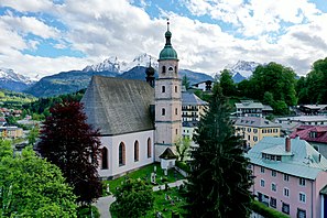 Franziskanerkloster und - kirche (li.: Draufsicht; re.: Franziskanerkirche mit Watzmanngruppe und Hochkalter)