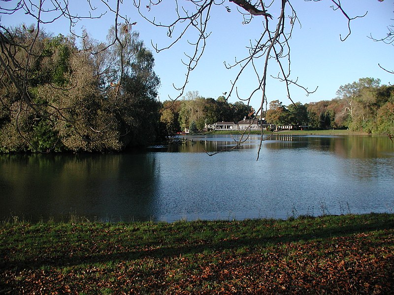 File:Kölner Grüngürtel, Haus am See (00069-b).JPG