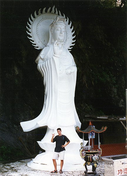 File:Statue of Guanyin at Hsiang-Te Temple 199507.jpg