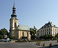 Kostel na náměstí, vpravo budova děkanství