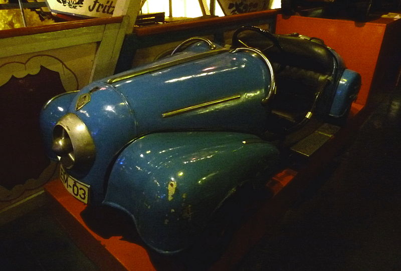 File:Voiture bleue au Musée des Arts forains.JPG