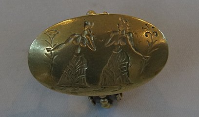 Bague en or représentant deux femmes tenant des fleurs, trésor d'Aidonia, v. 1500 av. J.-C. Musée archéologique de Némée.