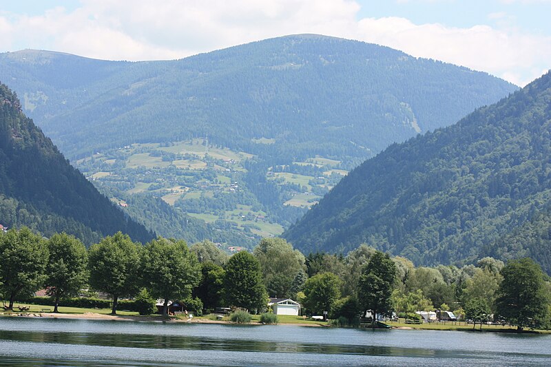 File:Millstätter See - Blick Richtung Radenthein.JPG