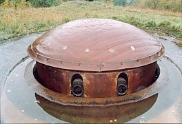 Tourelle de 135 en batterie dont la cuvette est inondée (ouvrage d'Anzeling, bloc 5).