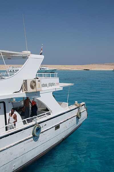 File:Boat near Paradise Island Hurghada.jpg