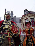 Gayant et Marie Cagenon devant le beffroi de Douai.