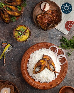 Riz et hilsa frits, accompagnés d'aubergines et piments frits, spécialité bangladaise. (définition réelle 4 480 × 5 600)