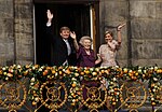 Koning Willem-Alexander, prinses Beatrix en koningin Máxima op het balkon van Paleis op de Dam.