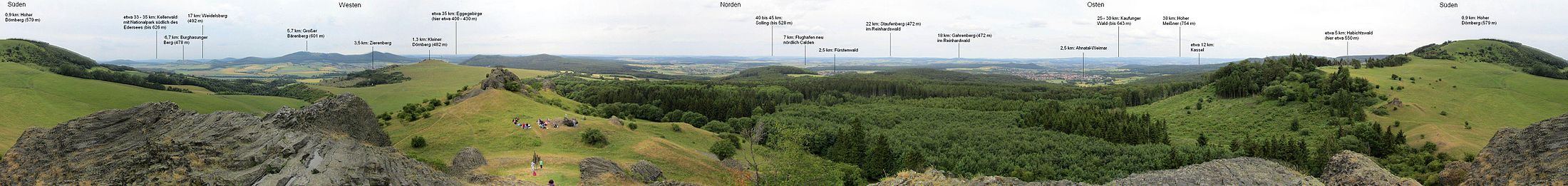 Von den Helfensteinen hat man einen attraktiven Rundblick. Dieses 360 Grad Panorama hier wurde vom südlichen Helfenstein aufgenommen. An den Helfensteinen gibt es standortbedingt keine Entfernungstafeln. Daher diese Datei evtl. einfach auf die Speicherkarte der Digitalkamera oder das Smartphone packen und mitnehmen. Die Beschriftung ist in der Vollauflösung gut lesbar.