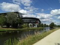 Photographie montrant la tribune Vilaine, bordée immédiatement par le cours de la Vilaine.