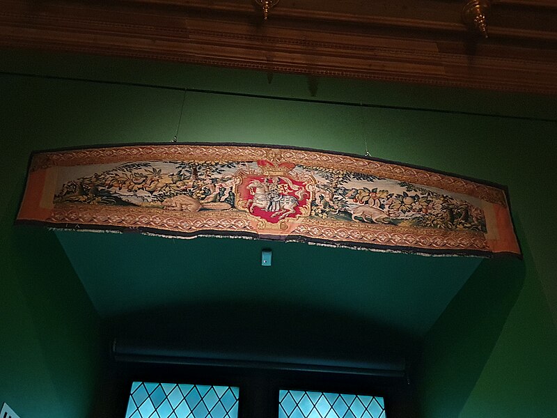 File:Window of the green room of the Palace of the Grand Dukes of Lithuania in Vilnius, decorated with a Jagiellonian tapestry of Žygimantas Augustas with Lithuanian Vytis (Waykimas) and Gediminas' Cap, manufactured in Brussels, circa 1560.jpg