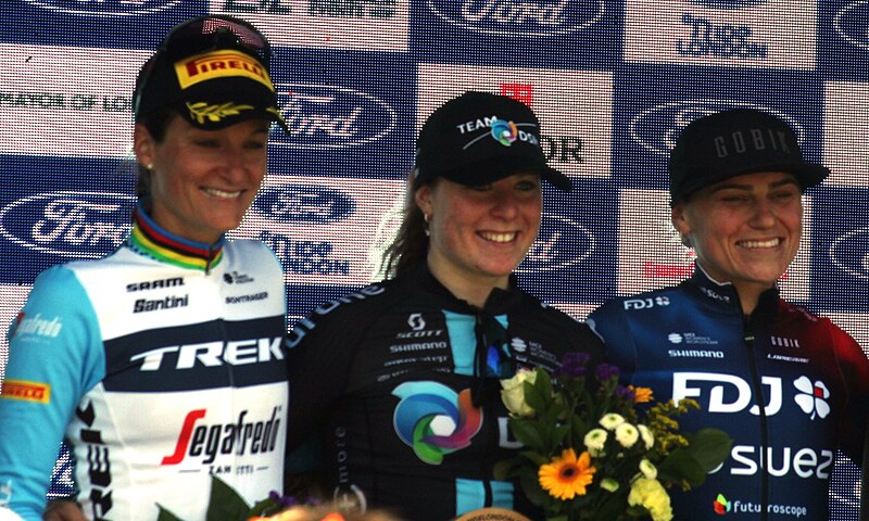 File:2023 RideLondon Classique - stage 1 podium 074 Lizzie Deignan, 056 Charlotte Kool, 013 Clara Copponi.JPG