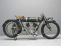 NUT 1000 cc wegracer uit 1914 met een JAP "Big Bore" blok. Let op de reserve aandrijfriem