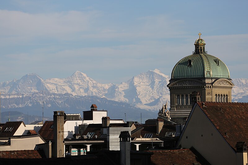 File:Bundeshuuskupple mit Eiger, Mönch und Jungfrau.jpg