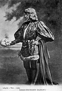 Yazık, zavallı Yorick, Sarah Bernhardt Hamlet rolünde. Oyunun V. Bölüm, I. Kısımında elindeki Yorick'in kafatasına bakarken (James Lafayette, yaklaşık 1885-1900). (Üreten: James Lafayette (Lafayette Photo, London)