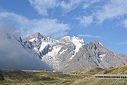 Sur la droite de l'image : galerie dans laquelle passe la RD 1091 près du col du Lautaret.